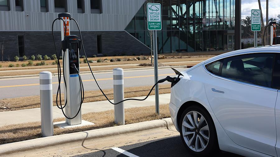 一辆电动汽车在东威克理工大学充电.
