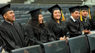 勇敢的成人学习者获得高中同等文凭